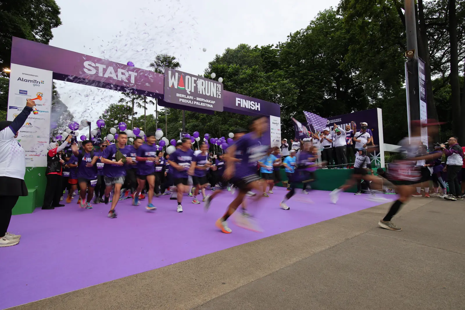 Pelari Waqf Run 2025 melewati gerbang start